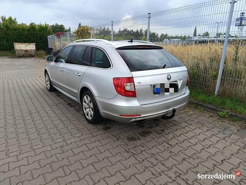 Srebrny Używany 2010 Skoda Superb Kombi | 17 000 zł (Uczciwa cena) - Obraz 1/4