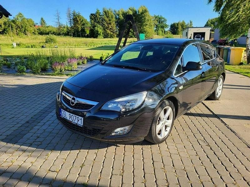 Czarny (metalik) Używany 2011 Opel Astra Sedan/Limuzyna | 28 900 zł (Uczciwa cena) - Obraz 1/4