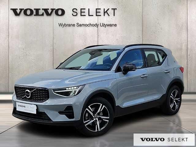 Szary Używany 2025 Volvo XC40 SUV | 166 900 zł (Uczciwa cena) - Obraz 1/3