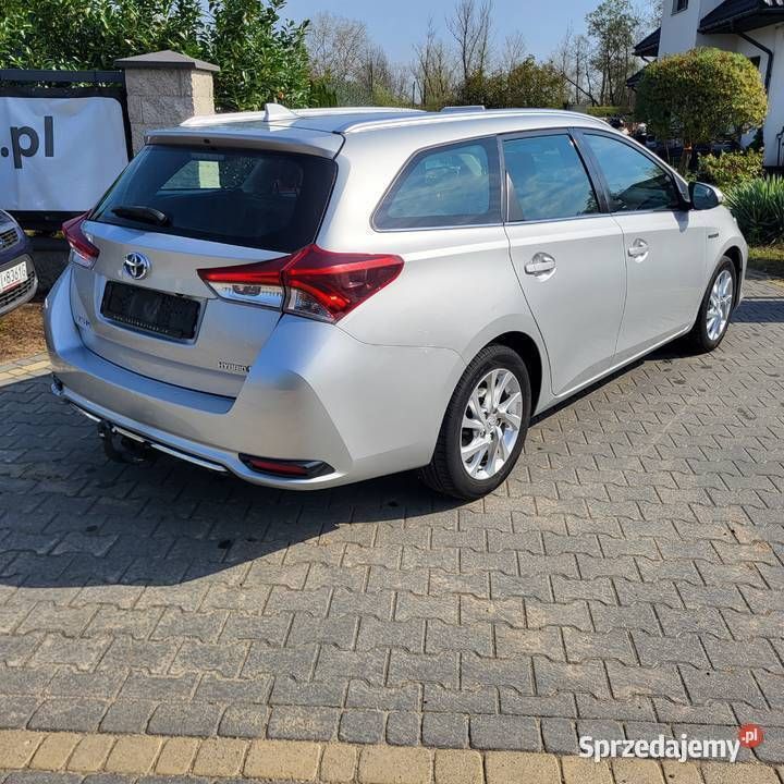 Używany Toyota Auris Hybrid 2018 Srebrny Kombi