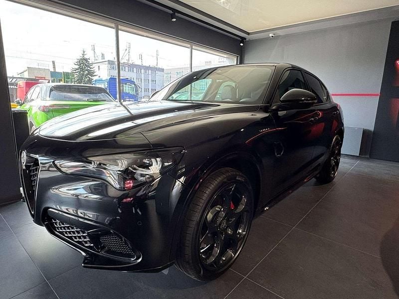 Lakier metalizowany czarny volcano black Nowe 2025 Alfa Romeo Stelvio Veloce SUV | 260 940 zł - Obraz 1/4