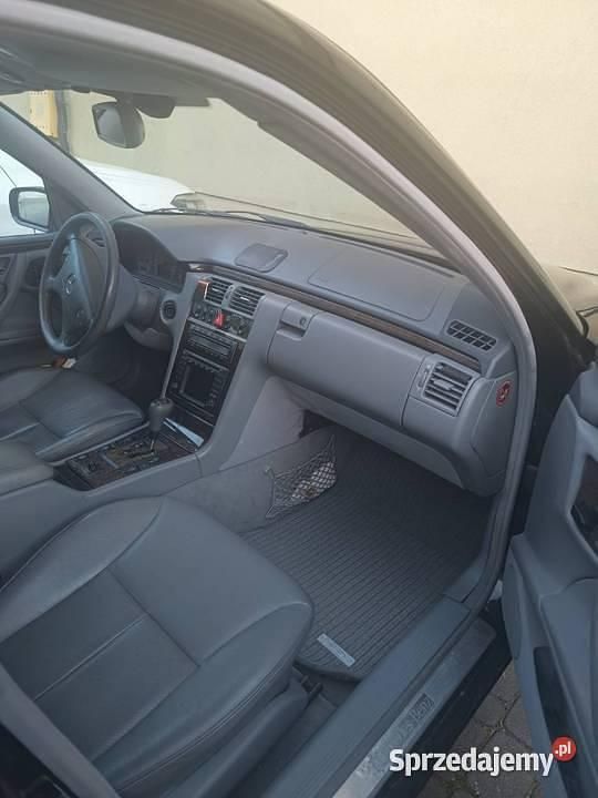 Czarny Używany 2000 Mercedes 320 Kombi | 8000 zł - Obraz 1/4