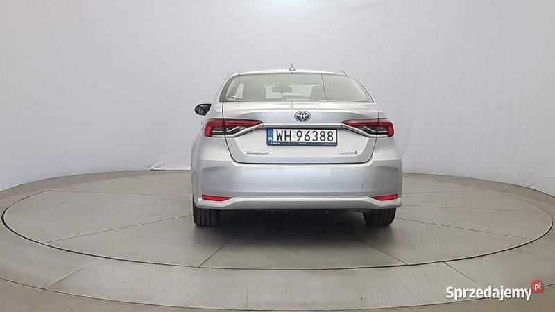 Używany Toyota Corolla Comfort 122 KM (89 kW) 2021 Srebrny Sedan/Limuzyna