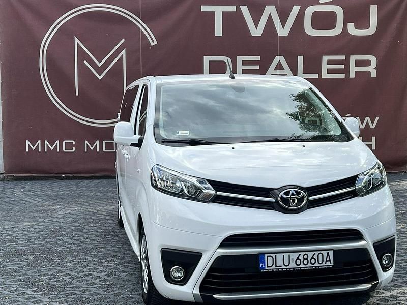 Biały (metalik) Używany 2022 Toyota Proace Verso Kombi | 99 900 zł (Dość drogi) - Obraz 1/3
