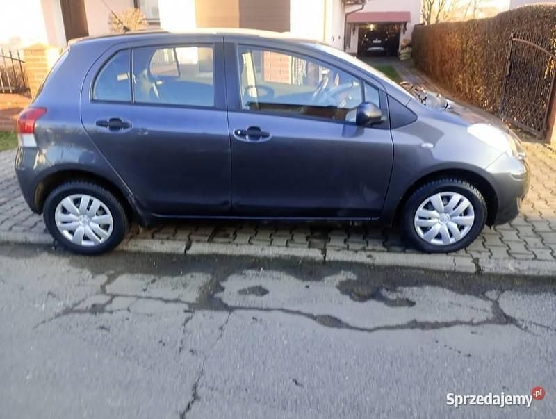 Szary Używany 2009 Toyota Yaris Hatchback | 10 900 zł (Dobra cena) - Obraz 1/4
