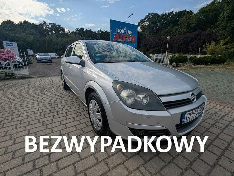 Srebrny (metalik) Używany 2005 Opel Astra Hatchback | 8900 zł (Uczciwa cena) - Obraz 1/4