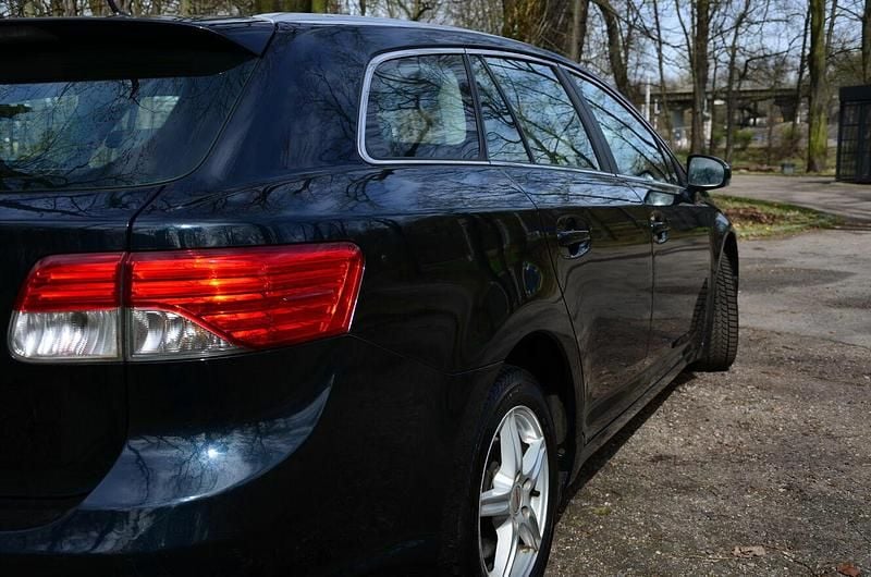 Używany Toyota Avensis 2011 Inny kolor Kombi