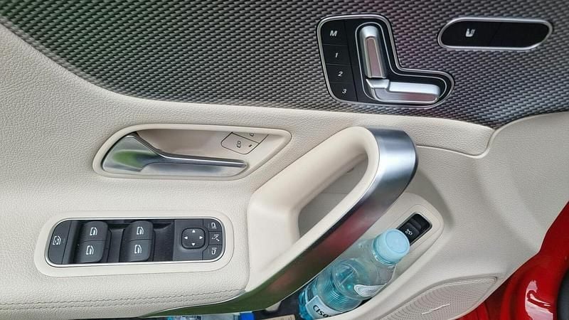 Używany Mercedes CLA200 163 KM (119 kW) 2019 Czerwony Sedan/Limuzyna