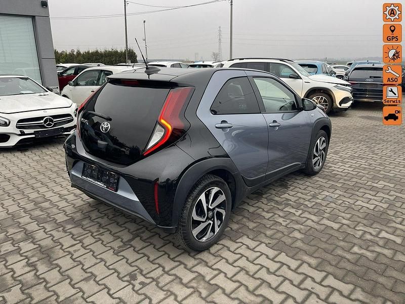 Beżowy (metalik, perła) Używany 2024 Toyota Aygo X Active SUV | 49 900 zł - Obraz 1/4