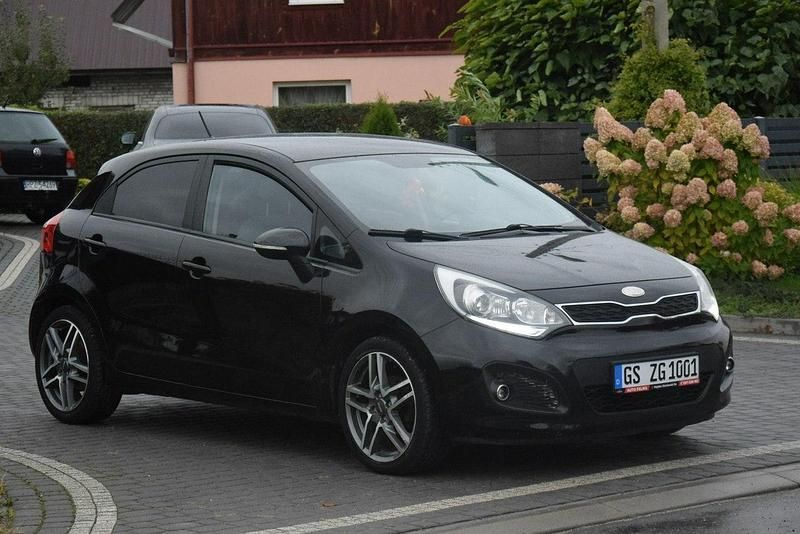 Czarny Używany 2014 Kia Rio 2 Hatchback | 26 900 zł (Uczciwa cena) - Obraz 1/4