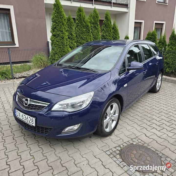 Granatowy Używany 2010 Opel Astra Kombi | 16 800 zł (Uczciwa cena) - Obraz 1/4