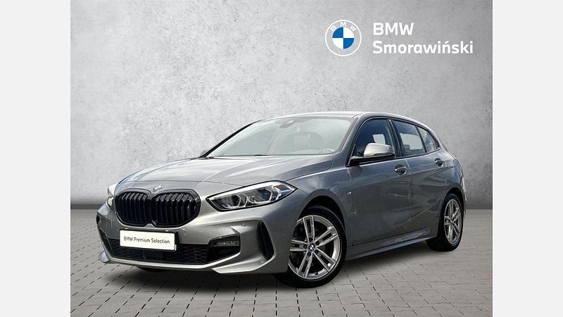 Szary skyscraper m metalizowany Używany 2024 BMW 118 Shadowline Hatchback | 119 900 zł (Uczciwa cena) - Obraz 1/3