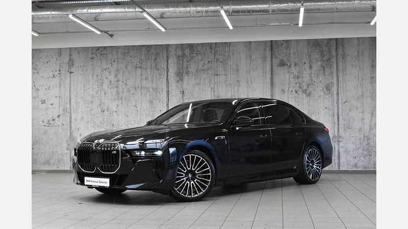 Czarny szafir metalizowany Nowe 2025 BMW M760e Comfort Edition Sedan/Limuzyna | 789 800 zł - Obraz 1/3