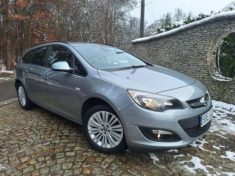 Szary Używany 2014 Opel Astra Edition Kombi | 23 700 zł (Uczciwa cena) - Obraz 1/4