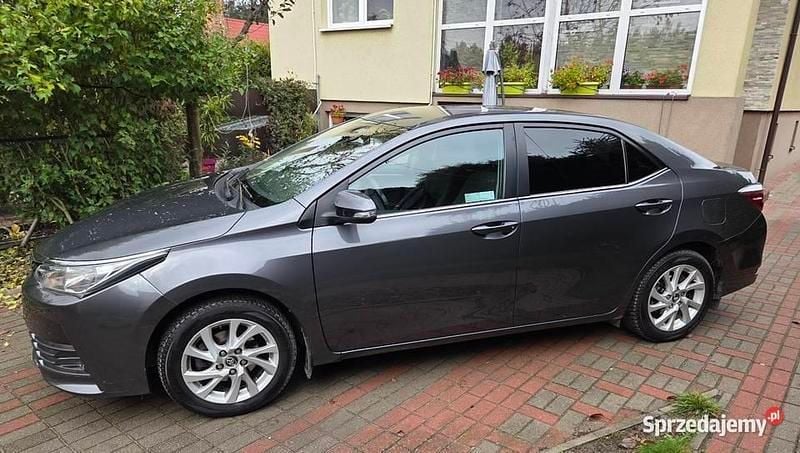 Używany Toyota Corolla 132 KM (97 kW) 2018 Szary Sedan/Limuzyna