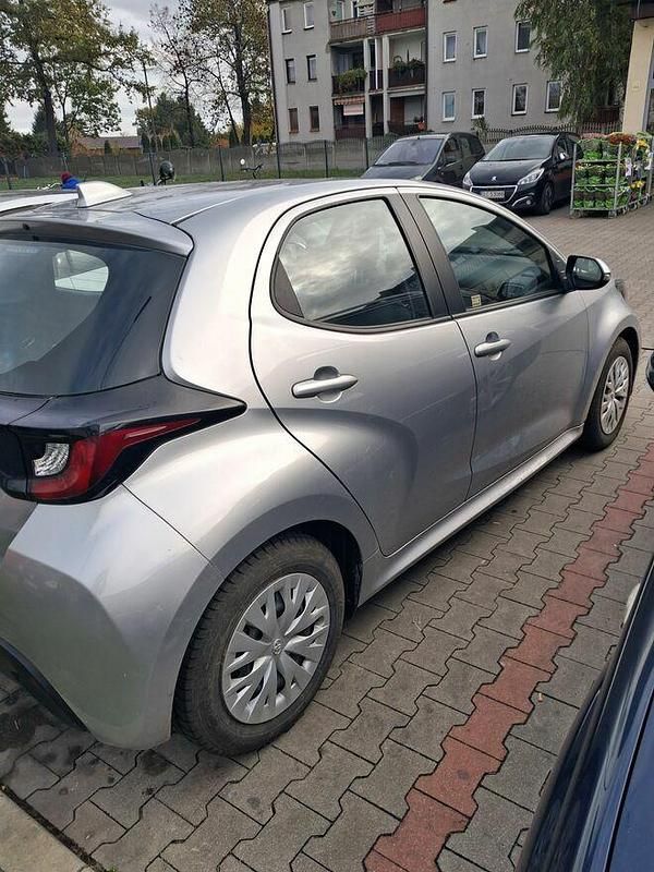 Używany Toyota Yaris 2022 Srebrny Hatchback
