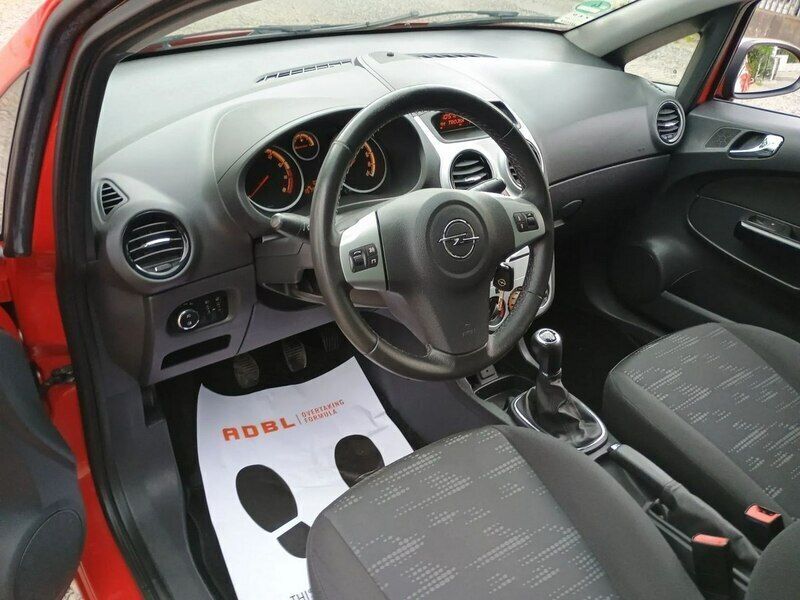 Używany Opel Corsa 70 KM (51 kW) 2011 Czerwony Sedan/Limuzyna