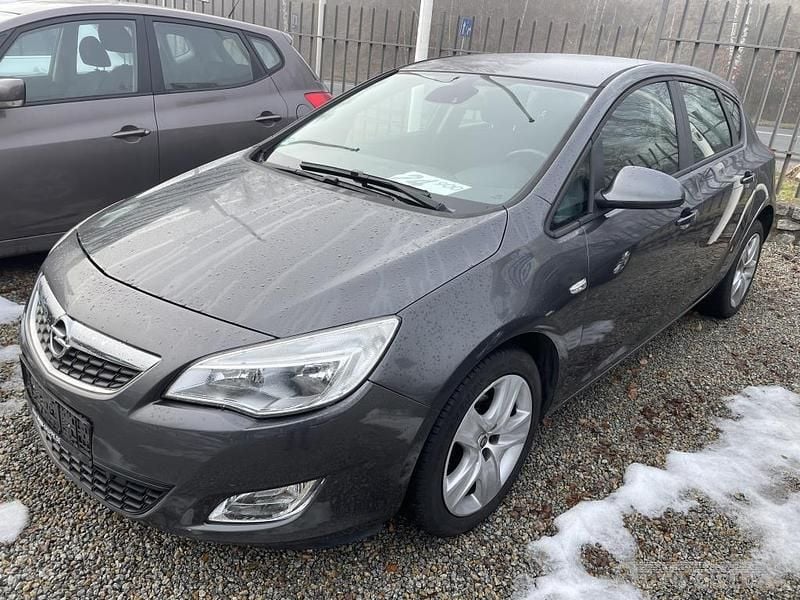Używany Opel Astra 101 KM (74 kW) 2010 Grafitowy metalik Hatchback