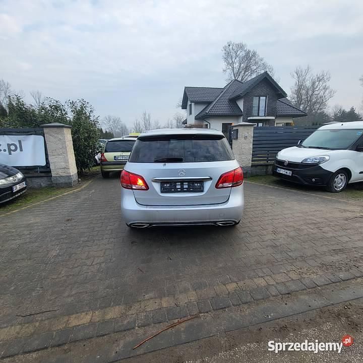 Używany Mercedes A180 Style 109 KM (80 kW) 2015 Srebrny Hatchback