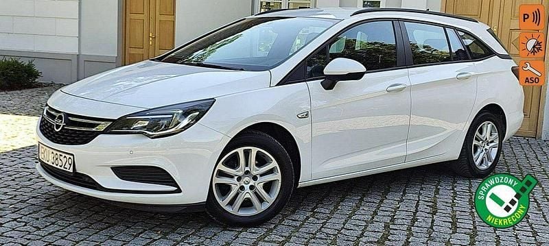 Biały Używany 2016 Opel Astra Kombi | 28 900 zł (Dobra cena) - Obraz 1/4