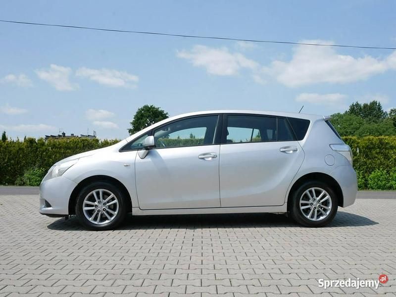 Srebrny Używany 2009 Toyota Verso Life Minivan | 23 900 zł (Uczciwa cena) - Obraz 1/4