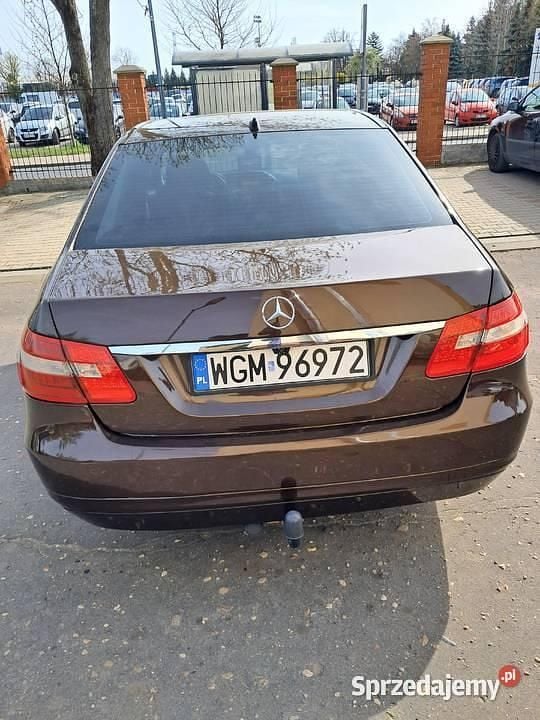 Brązowy Używany 2010 Mercedes E220 Sedan/Limuzyna | 35 000 zł (Uczciwa cena) - Obraz 1/4
