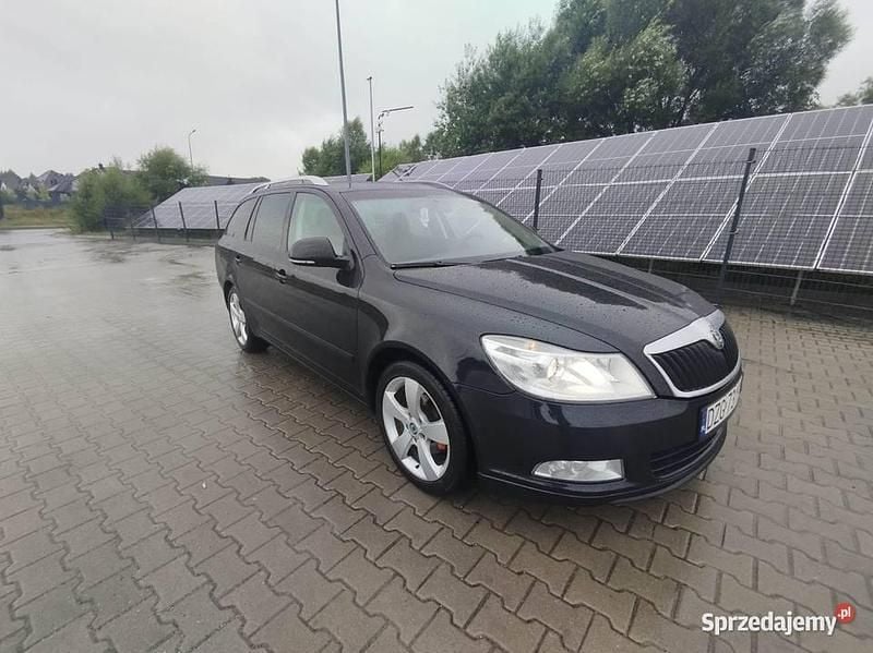 Czarny Używany 2010 Skoda Octavia Kombi | 19 900 zł (Uczciwa cena) - Obraz 1/4