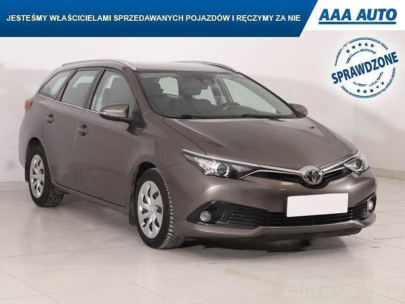 Używany Toyota Auris 99 KM (72 kW) 2017 Srebrny