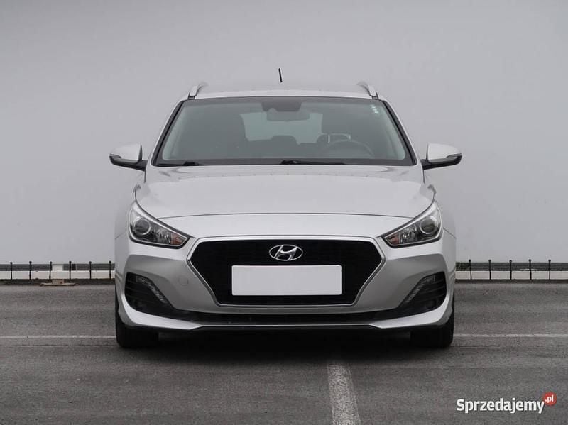 Używany Hyundai i30 120 KM (88 kW) 2019 Srebrny Kombi