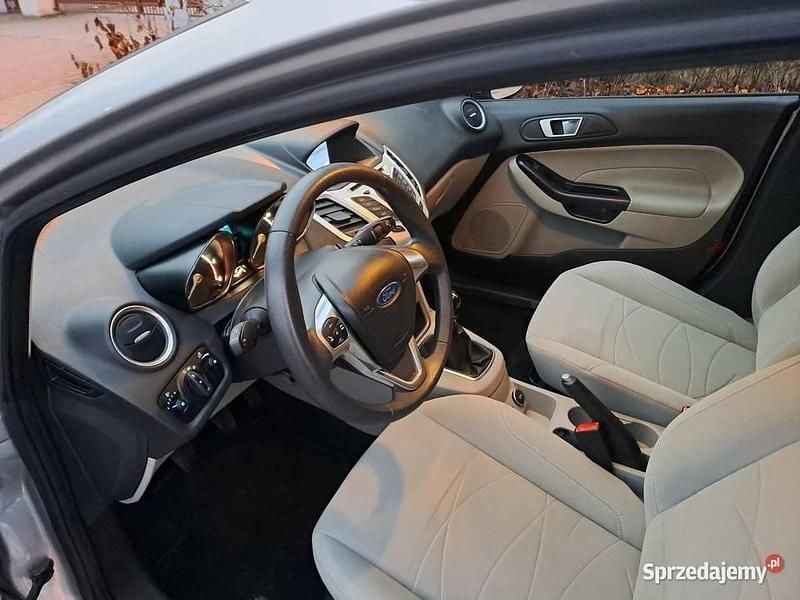 Używany Ford Fiesta SYNC Edition 2014 Srebrny Hatchback