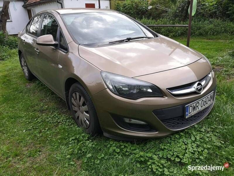 Używany Opel Astra 116 KM (85 kW) 2013 Brązowy Sedan/Limuzyna