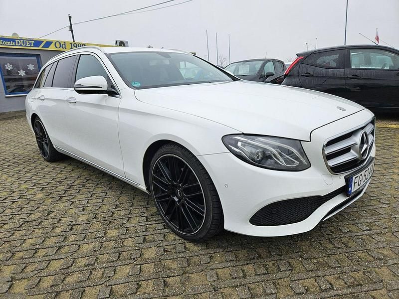 Używany Mercedes E220 195 KM (143 kW) 2017 Biały (metalik) Kombi