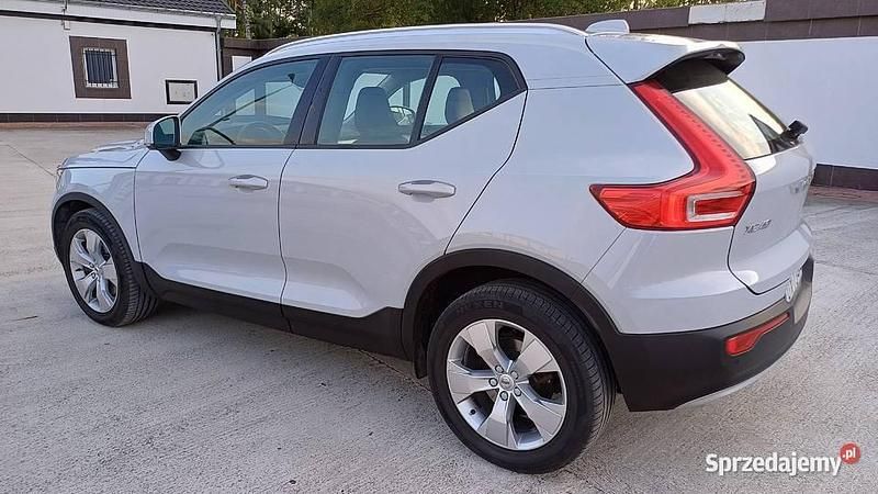 Szary Używany 2019 Volvo XC40 Momentum SUV | 82 999 zł (Uczciwa cena) - Obraz 1/4