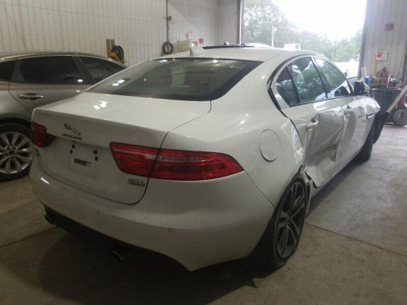 Używany Jaguar XE 340 KM (250 kW) 2017 Biały Sedan/Limuzyna