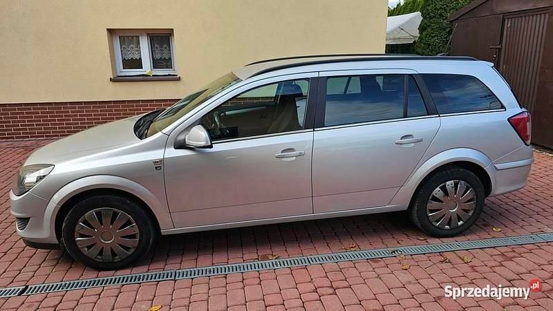 Srebrny Używany 2010 Opel Astra Kombi | 13 500 zł - Obraz 1/4