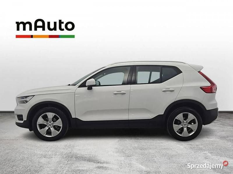 Biały Używany 2021 Volvo XC40 Momentum SUV | 102 900 zł (Uczciwa cena) - Obraz 1/4