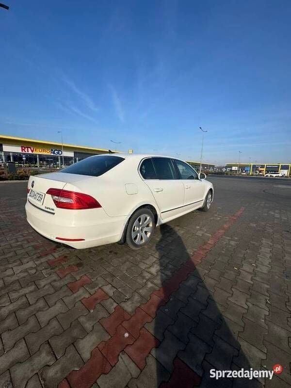 Używany Skoda Superb 2014 Biały Sedan/Limuzyna