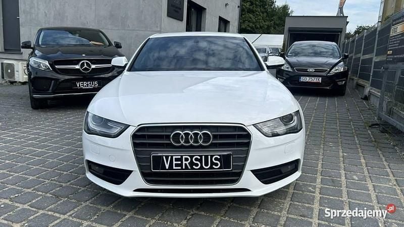 Biały (metalik) Używany 2012 Audi A4 S-Line Sedan/Limuzyna | 43 000 zł (Dobra cena) - Obraz 1/4