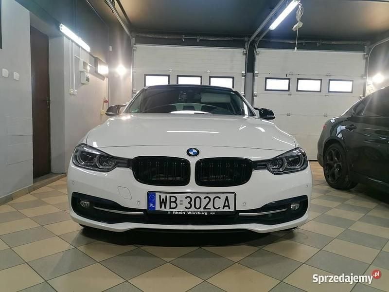 Biały Używany 2017 BMW 320 Sport Line Kombi | 64 900 zł (Super Cena) - Obraz 1/4