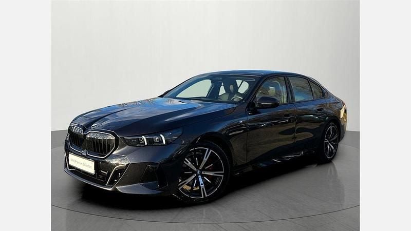 Szary sophisto z brylantowym połyskiem metalizowany Używany 2024 BMW 520 Comfort Edition Sedan/Limuzyna | 249 900 zł (Uczciwa cena) - Obraz 1/3
