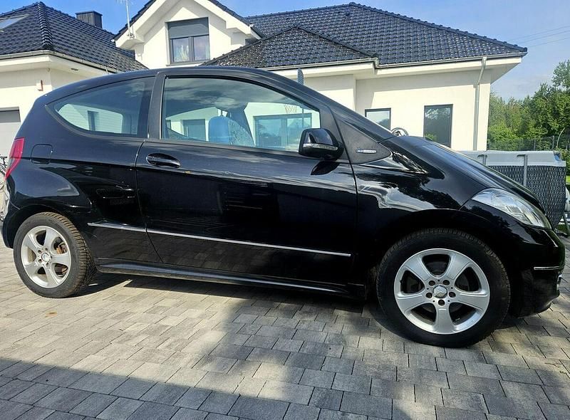 Używany Mercedes A180 116 KM (85 kW) 2009 Czarny Hatchback