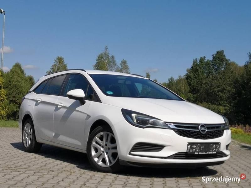 Biały Używany 2017 Opel Astra Kombi | 27 900 zł (Uczciwa cena) - Obraz 1/4