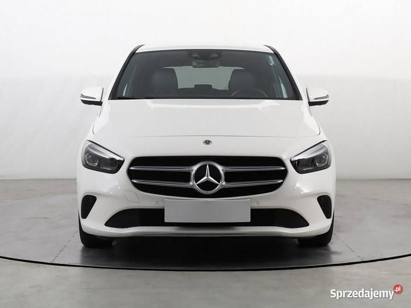 Biały Używany 2018 Mercedes B180 Minivan | 76 999 zł - Obraz 1/4