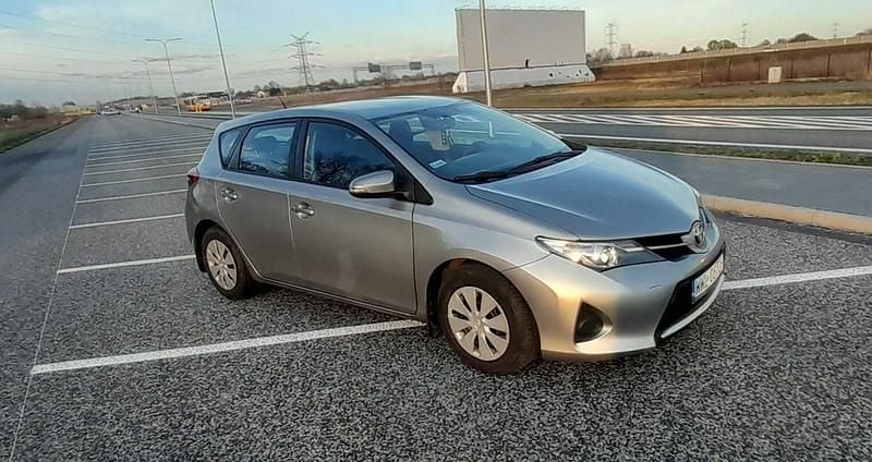 Używany Toyota Auris 90 KM (66 kW) 2014 Szary Hatchback