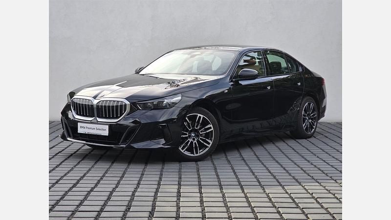 Czarny szafir metalizowany Używany 2024 BMW 520 Shadowline Sedan/Limuzyna | 234 900 zł - Obraz 1/3