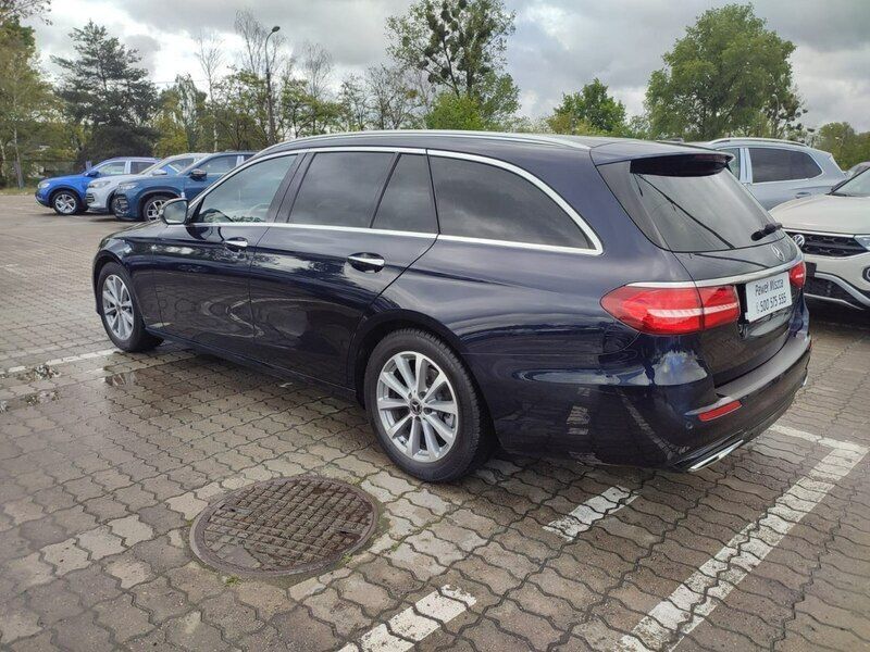 Używany Mercedes E200 160 KM (117 kW) 2020 Niebieski ciemny (metalik) Kombi