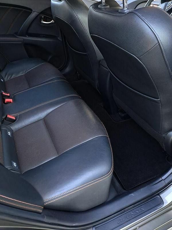 Używany Toyota Avensis 2016 Brązowobeżowy Kombi