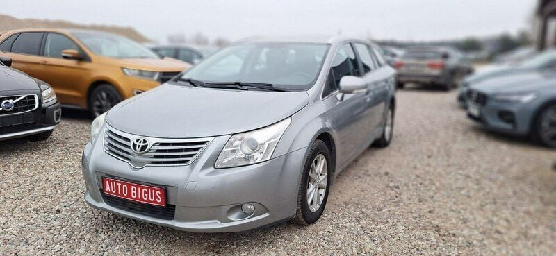 Używany Toyota Avensis 126 KM (92 kW) 2011 Srebrny (metalik) Kombi