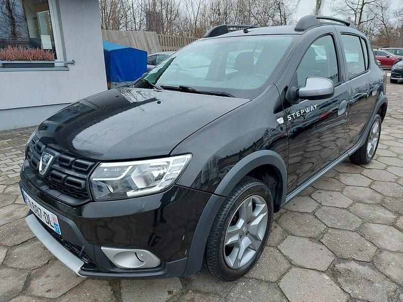 Czarny Używany 2017 Dacia Sandero Stepway Hatchback | 27 499 zł (Dobra cena) - Obraz 1/4