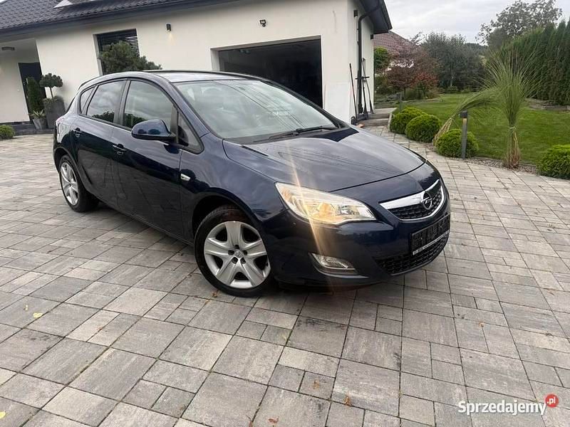 Granatowy Używany 2012 Opel Astra Hatchback | 23 900 zł (Uczciwa cena) - Obraz 1/4